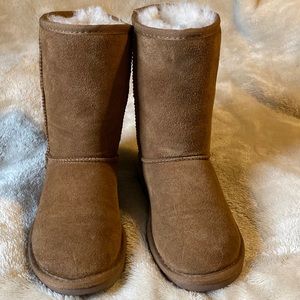Minnetonka fuzzy boots